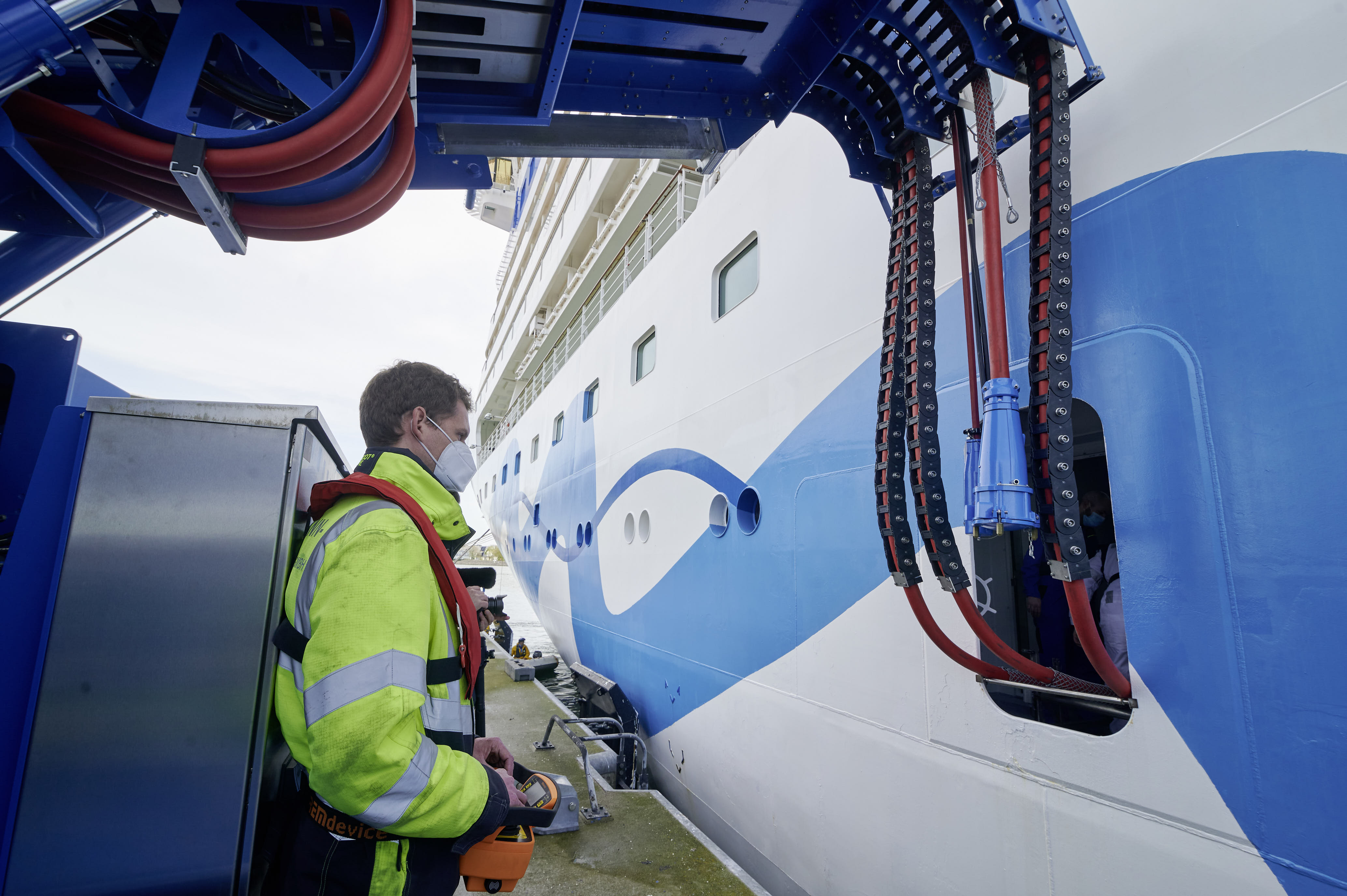 Landstromwagen, die Kabel werden gerade an Bord eines Kreuzfahrtschiffes gegeben