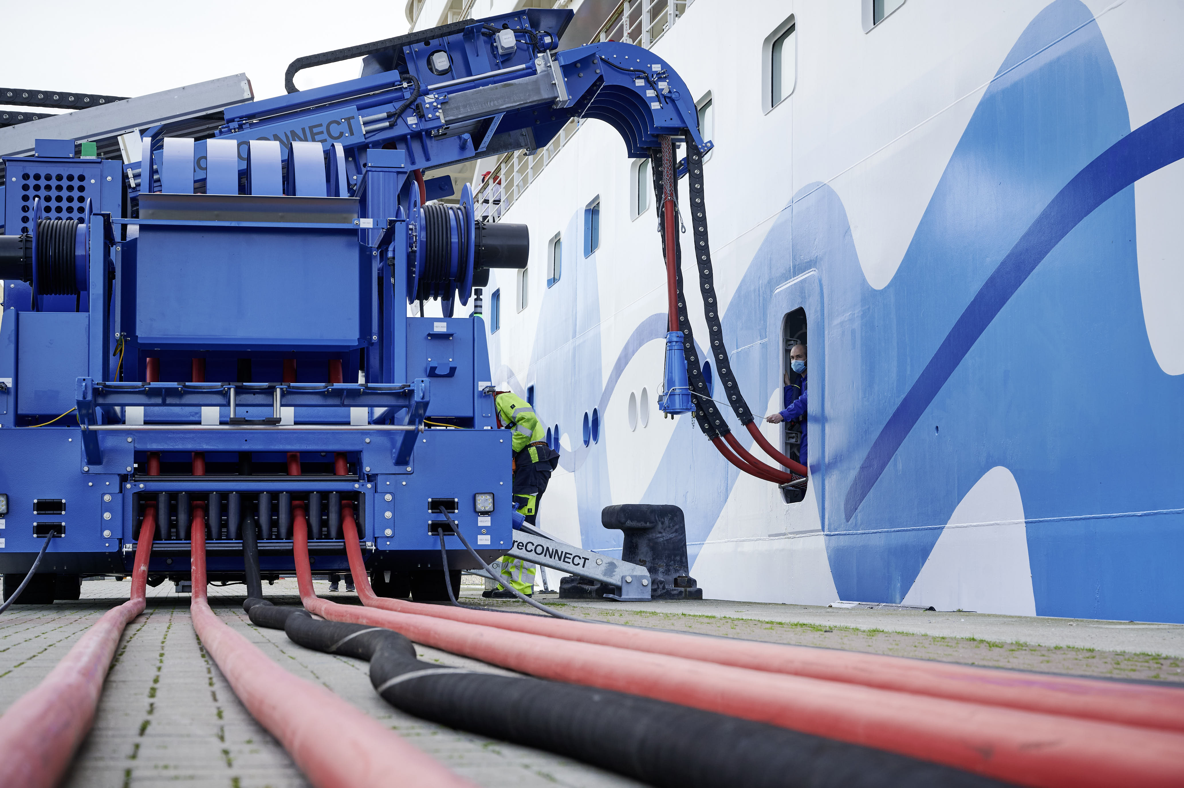 Landstromwagen, die Kabel werden gerade an Bord eines Kreuzfahrtschiffes gegeben