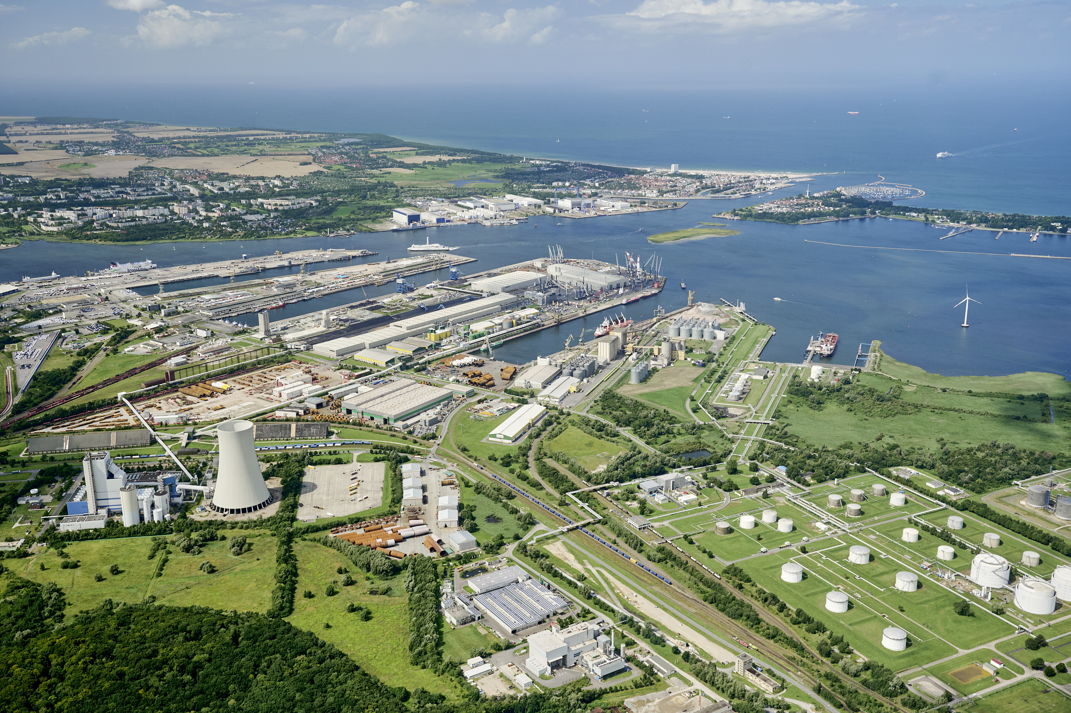 Luftaufnahme des Überseehafens Rostock mit Kaianlagen, Industrie- und Logistikflächen, Schiffen im Hafenbecken;Luftaufnahme des Überseehafens Rostock mit Kaianlagen, Industrie- und Logistikflächen sowie Schiffen im Hafenbecken.