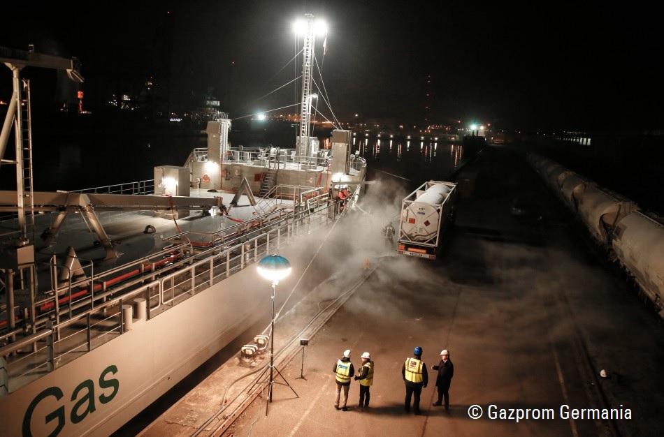 Nachtaufnahme eines Schiffes an der Pier während des Betankungsvorgangs mit Gas.