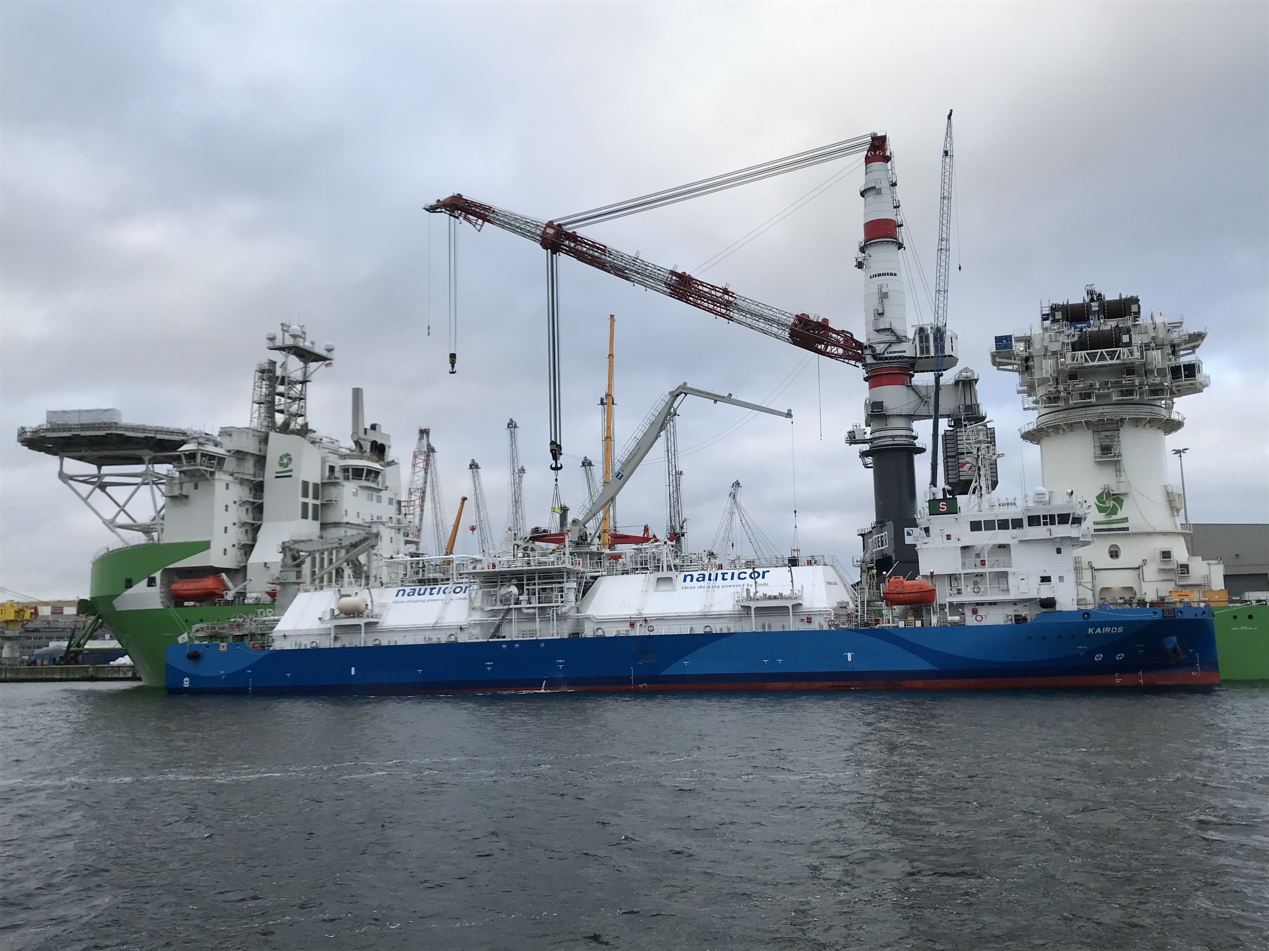 Ein Frachtschiff während des Betankungsvorgangs mit Flüssiggas (LNG) an der Pier.