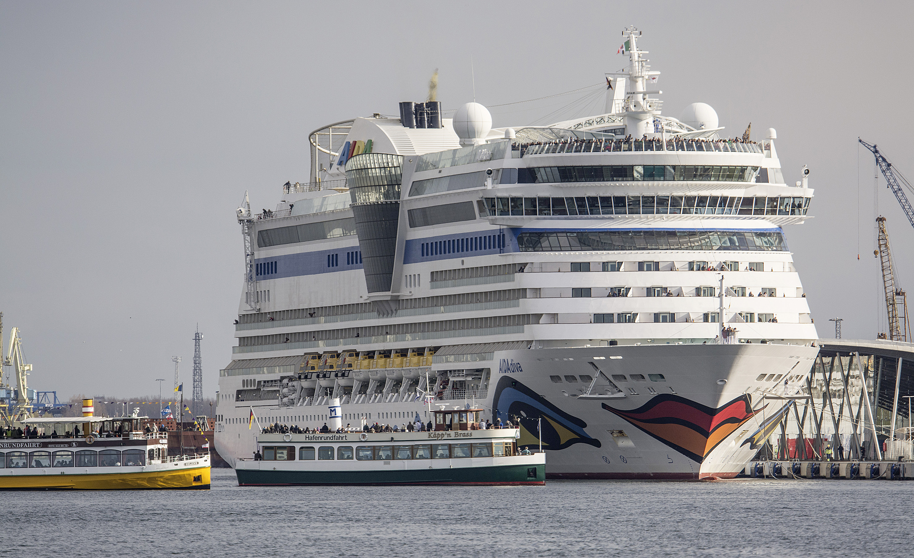 „AIDAdiva“ beendet erfolgreiche Kreuzfahrtsaison mit neun Erstanläufen in Warnemünde