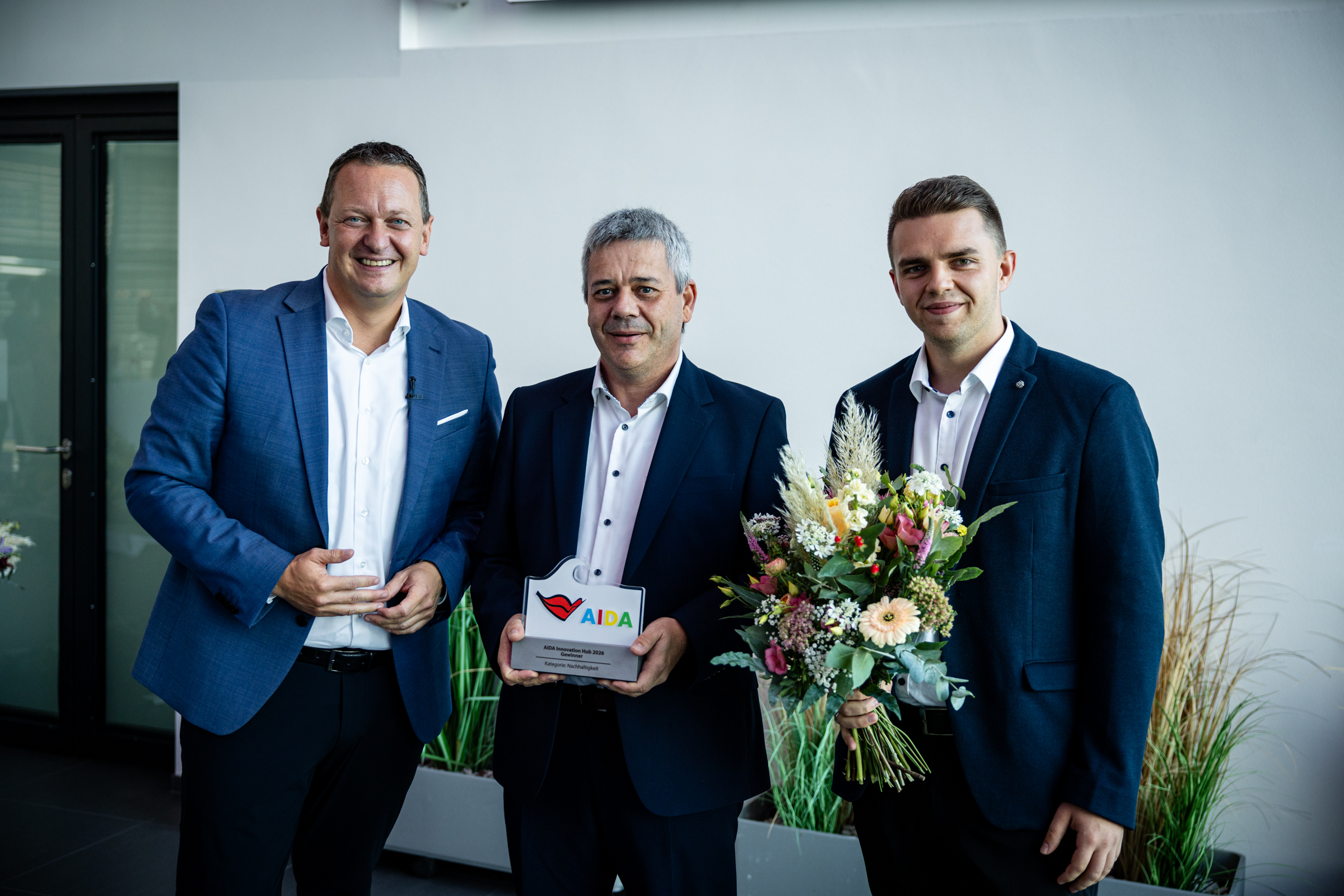 Felix Eichhorn, AIDA Präsident, mit den AIDA Innovation Hub-Gewinnern in der Kategorie Nachhaltigkeit 