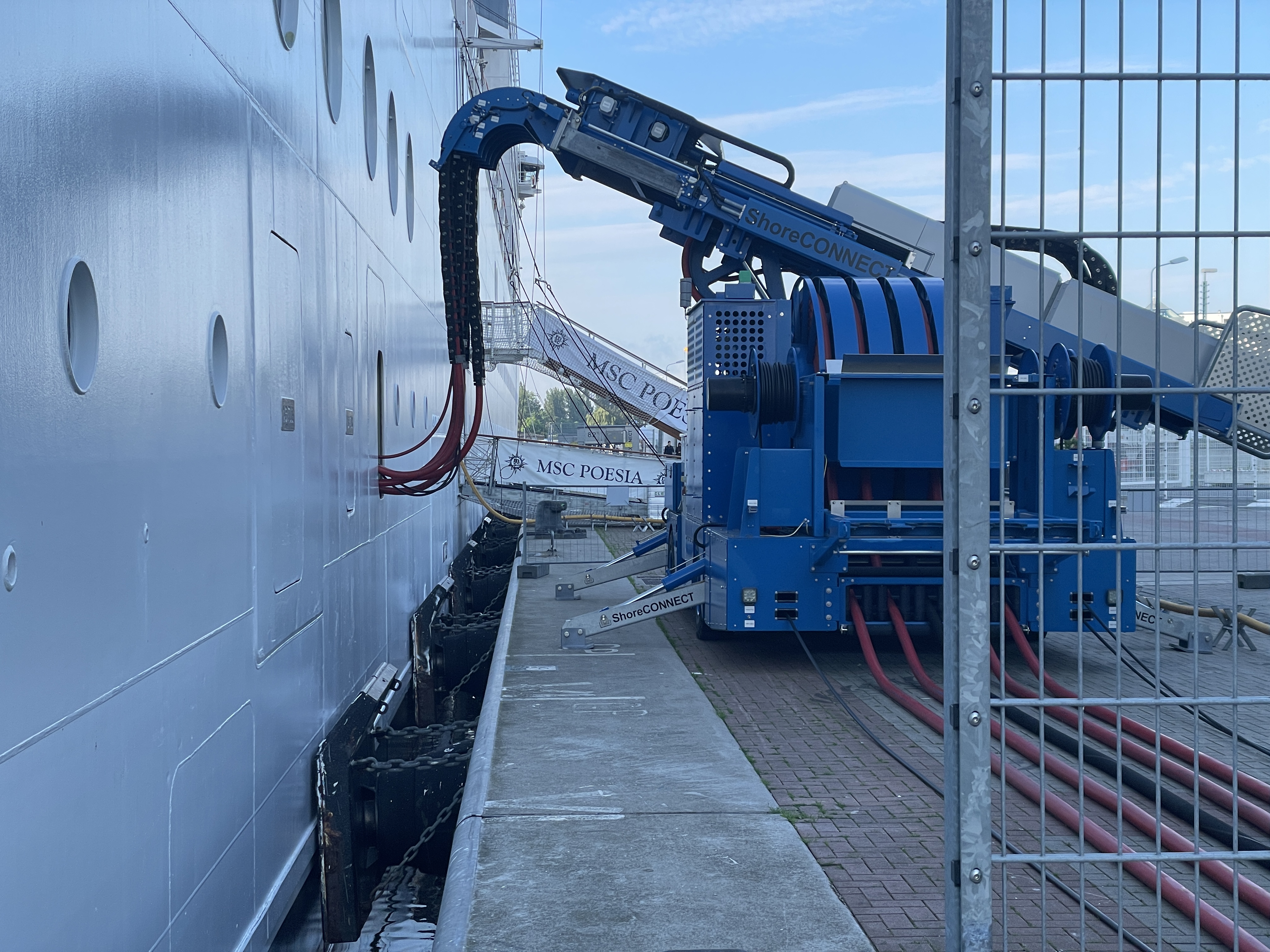 Die MSC Poesia bezieht ab sofort Landstrom in Warnemünde 