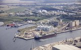 Luftbild von Pier 4 mit Getreidelagern und einem großen Getreidefrachter sowie dem Ölhafen im Hintergrund.