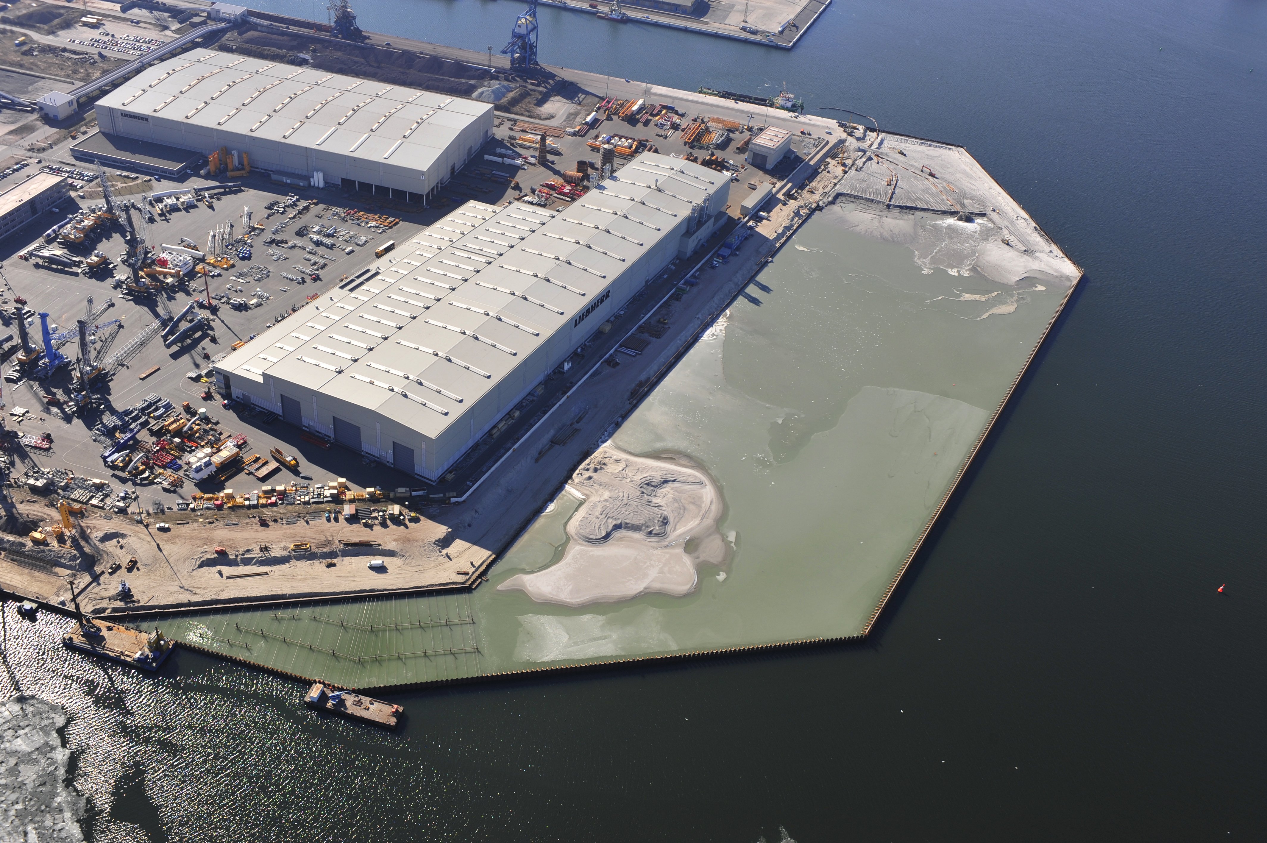 Archivfoto der Liebherr-Erweiterung nach Norden mit den Lagerhallen und der noch unvollendeten nördlichen Baufläche.