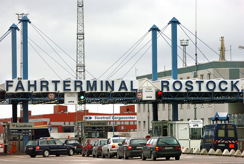 Historisches Archivfoto: Autos stehen in einer Warteschlange vor den drei Check-in-Countern des Fährterminals Rostock