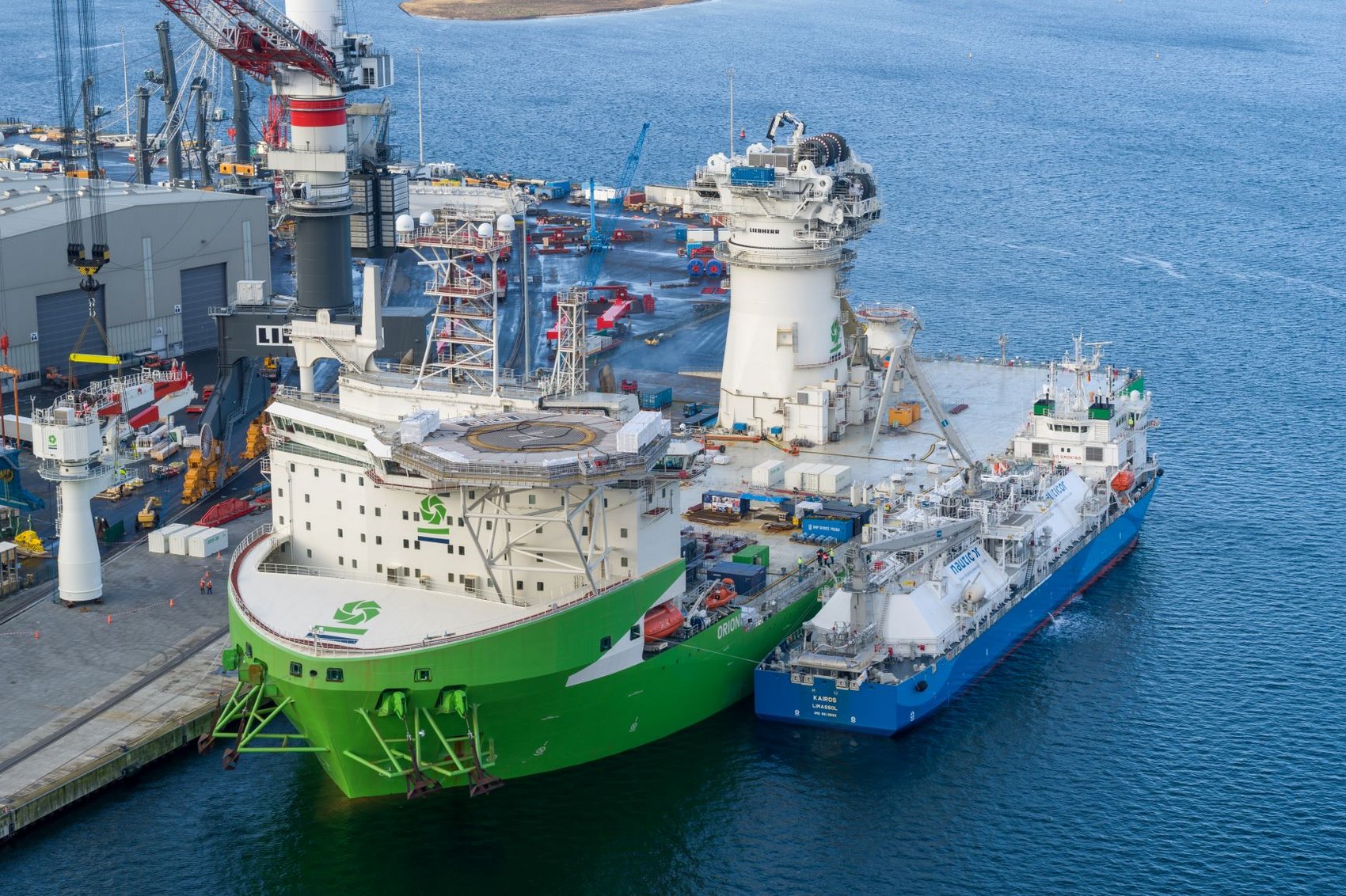 Rostock Port Erste LNGSchiffzuSchiffBetankung im Hafen Rostock