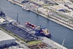 Luftaufnahme. Bulkschiff liegt im Hafen
