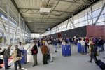 Passagiere in der Wartehalle vom Warnemünder Cruise Center. Nach der Personenkontrolle dürfen sie aufs Kreuzfahrtschiff.