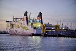 Die Stena Line Fähre Skåne liegt bei Dämmerung im Hafen von Rostock an einer Anlegestelle.