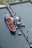 Luftaufnahme eines Tankers im Seehafen Rostock.