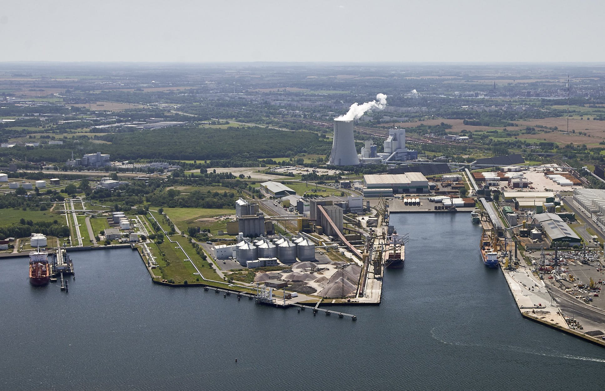 Luftbild Seehafen Rostock Luftaufnahme des Überseehafens Rostock mit Kaianlagen, Industrie- und Logistikflächen sowie Schiffen im Hafenbecken.