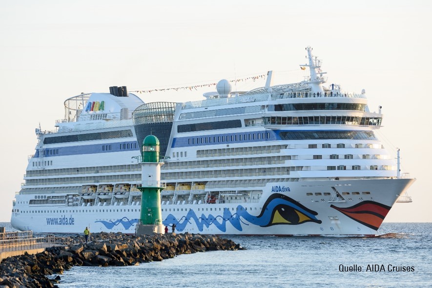 AIDAdiva beendet Sommersaison der Kreuzschifffahrt in Rostock-Warnemünde