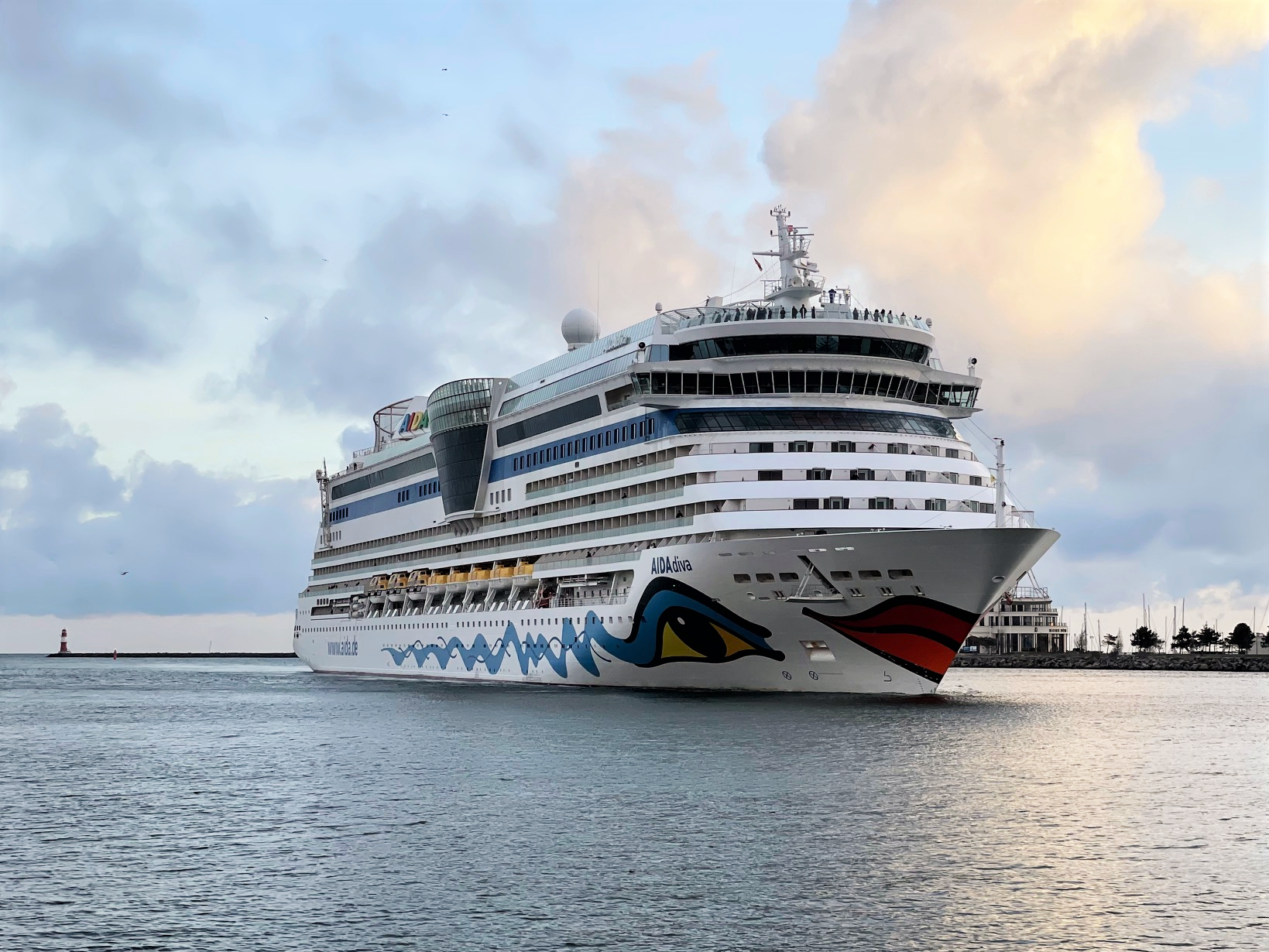 „AIDAdiva“ beendet erfolgreiche Kreuzfahrtsaison mit sieben Erstanläufen in Warnemünde