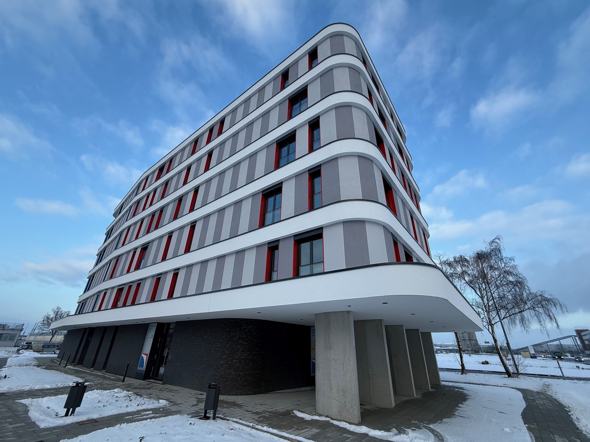 Einzug in den Büroneubau im Überseehafen