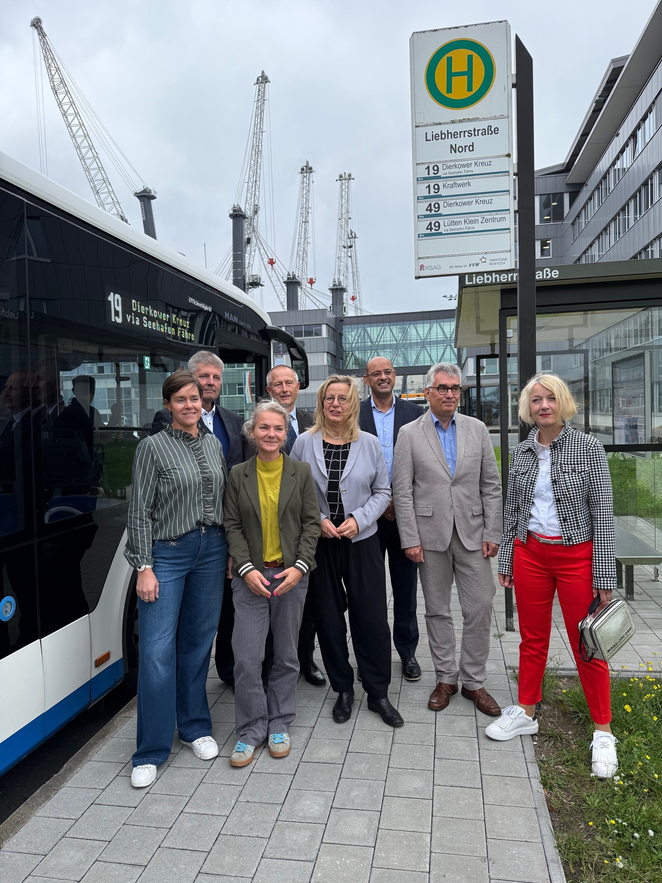 Rostock stärkt ÖPNV-Anbindung im Überseehafen – Neue Haltestellen offiziell eröffnet 